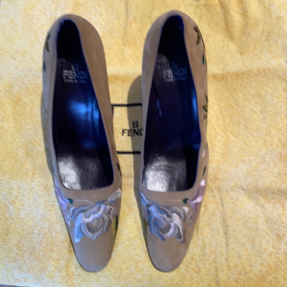 FENDI Vintage 90s Suede Camel Trophy Embroidered Wedge Heels. Made in It… - Picture 8 of 8